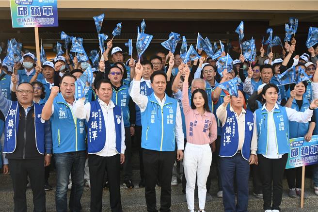 眾人为邱镇军打气加油。（李京升摄）