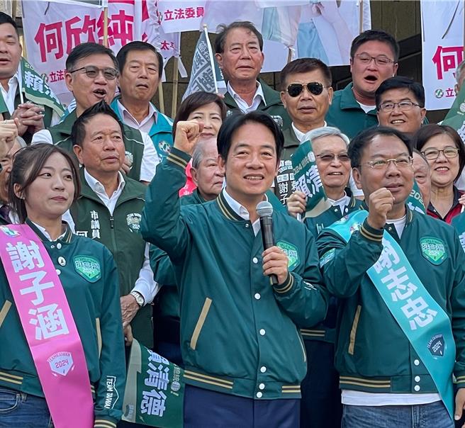 民進黨總統參選人賴清德（中）今天下午到台中陪同8名立委參選人登記。（張亦惠攝）