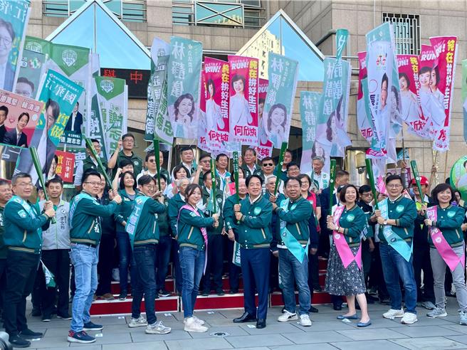 賴清德下午到台中陪同8位立委參選人登記。賴清德喊出8席全上讓台中更棒、不分區立委得票第1名、「賴蕭配」在台中突破90萬票。（張亦惠攝）