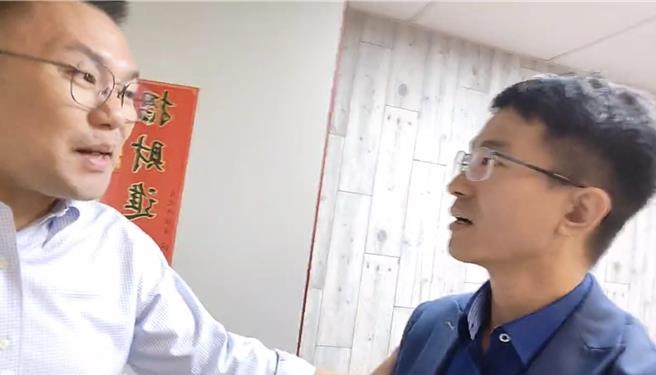 国民党第一选区立委参选人、议员张斯纲（左），在新党第一选区立委参选人、议员侯汉廷（右）21日于议会研究室直播时，直接登门拜访并敲定22日另寻时间，双方将针对参选议题对谈。（摘自侯汉廷直播／丁上程台北传真）