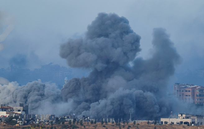 巴勒斯坦武装组织「哈玛斯」（Hamas）领袖哈尼雅（Ismail Haniyeh）21日表示，哈玛斯与以色列接近达成休战协议。图为以色列空袭加萨。（图／路透社）