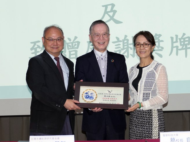 葛校长(左)致赠感谢牌予简又新董事长(中)。(照片/龙华科大提供)