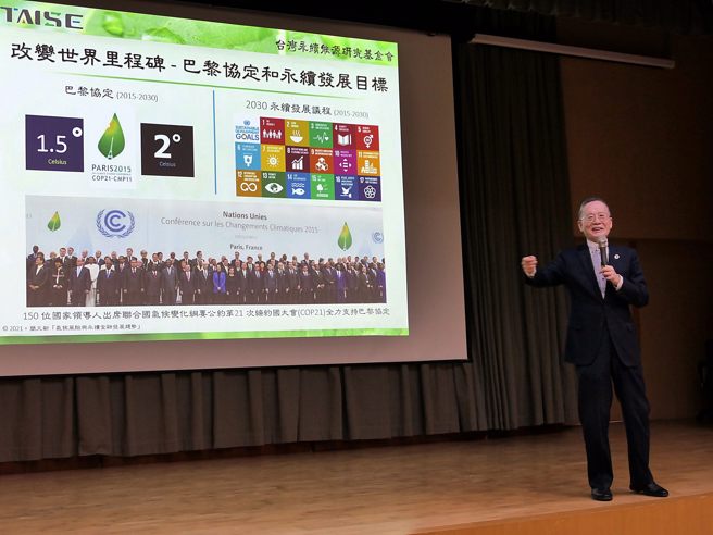 简又新董事长以「大学永续发展的挑战与机会」为题演讲，分享相关资讯。(照片/龙华科大提供)