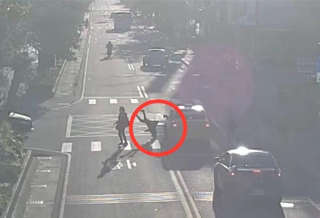 金门一名7旬陈姓妇人正要穿越斑马线时，被未礼让行人的计程车直接撞飞，受伤送医。(图／警方提供)