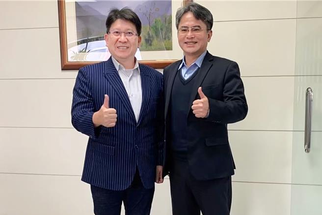 新竹县国民党立委林思铭（左）力促成顶尖大学和竹北高中携手合作成立附中，竹北高中校长陈瑞荣（右）指只要有帮助，都会和学校同仁、学生、家长和校友共同商议和推动。（林思铭团队提供／罗浚滨新竹传真）