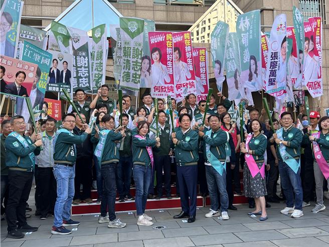 民进党总统参选人赖清德21日下午率领民进党提名台中市8名立委参选人联合登记造势。（林欣仪摄）