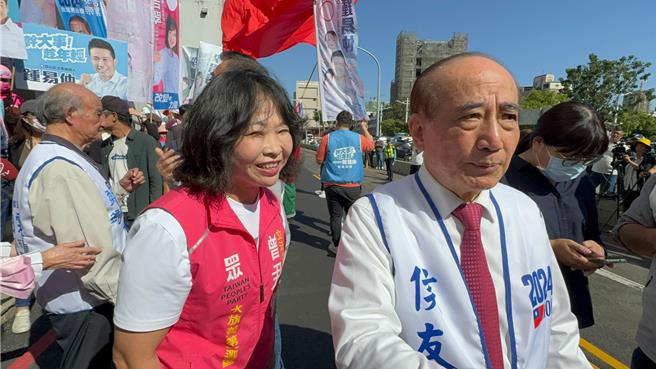 民眾黨提名的曾尹儷今天也悄悄到場，一度走入隊伍。（柯宗緯攝）
