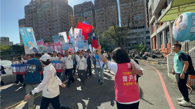 民眾黨提名的曾尹儷今天也悄悄到場，一度走入隊伍。（柯宗緯攝）