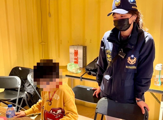 第2名走失男童于县民大道、新府路口向板桥分局警员透露，称他过马路时不慎被拥挤人潮与家人分散。（图 / 刘咏韵翻摄）