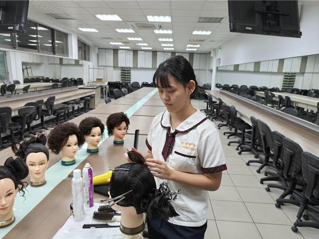 新竹市光復高中时尚造型科3年级学生李佳玲近日获全国中等学校家事类技艺竞赛家事类美髮组优胜。（陈育贤摄）