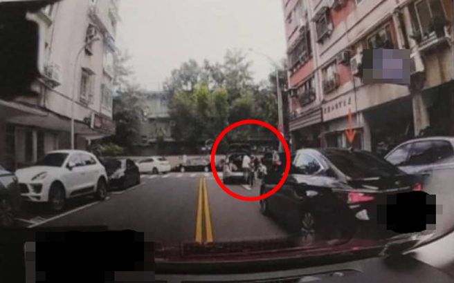 运将因等待违规前车，竟然也被检举开罚。（图／翻摄自脸书爆料公社公开版）