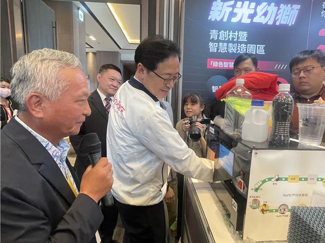 桃园青创博览会市长张善政（左二）参观青创团队策展，讚赏有各自独特魅力并体验研发产品。