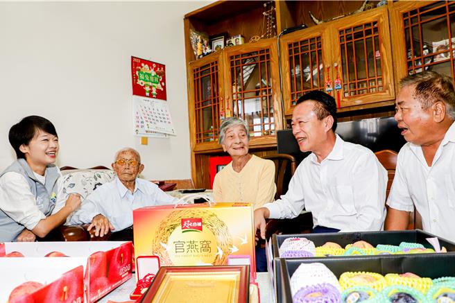 嘉义县水上乡三和村第7邻邻长黄德成（左二）高龄112岁，是全台最老邻长，21日惊传过世，地方既惊讶又不舍。（嘉义县政府提供∕吕妍庭嘉义传真）