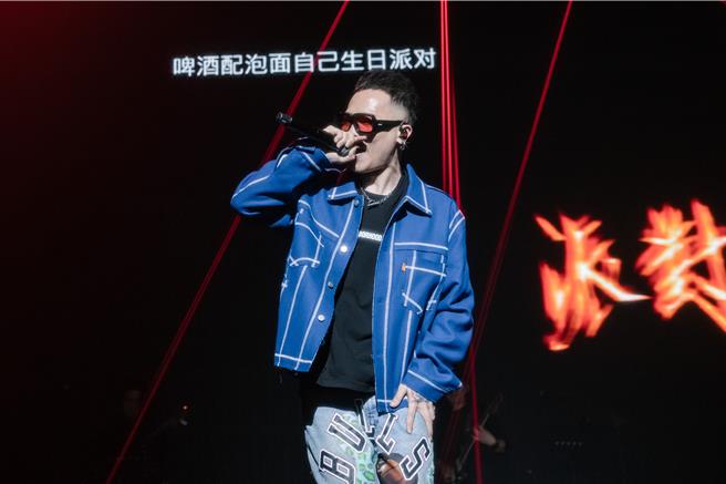 萧秉治演唱多首萧氏情歌。（相信音乐提供）