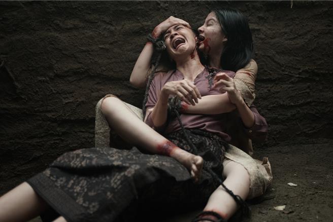 中邪女孩疯狂爆咬女佣耳朵，阻止解降头仪式的进行。（威视提供）