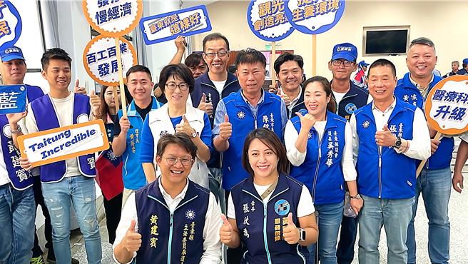 2024立委选举登记第2日，国民党提名的黄建宾（前排左）在竞选团队及大批亲友支持者陪同下完成登记。（萧嘉蕙摄）
