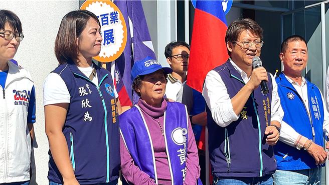 国民党提名台东区域立委参选人黄建宾（右二）有感民进党执政下，资源分配大小眼，台东县政府孤军奋战，亟需1位真正能帮台东发声的立委。（萧嘉蕙摄）