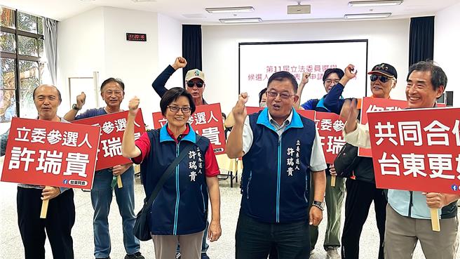 今年初重返国民党的前台东县建设处长许瑞贵（中）以无党身分参选，今在妻子与国中小同学陪同下完成登记。（萧嘉蕙摄）