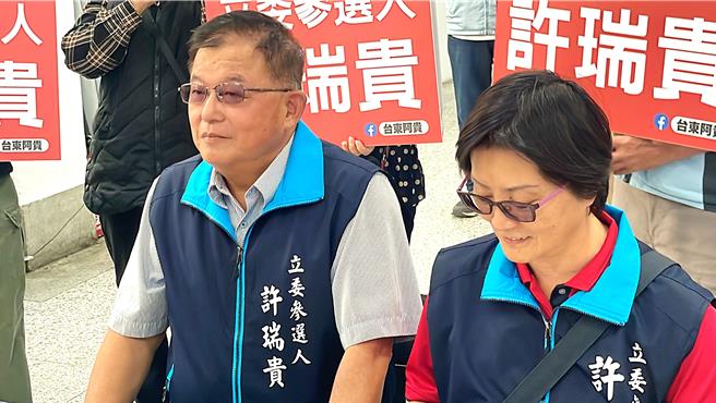 台东区域立委参选人许瑞贵（左）今登记缴纳20万保证金，经点钞机多次清点，确认多1张千元钞，许妻（右）笑说「应该是不小心把买菜钱放进去了」。（萧嘉蕙摄）