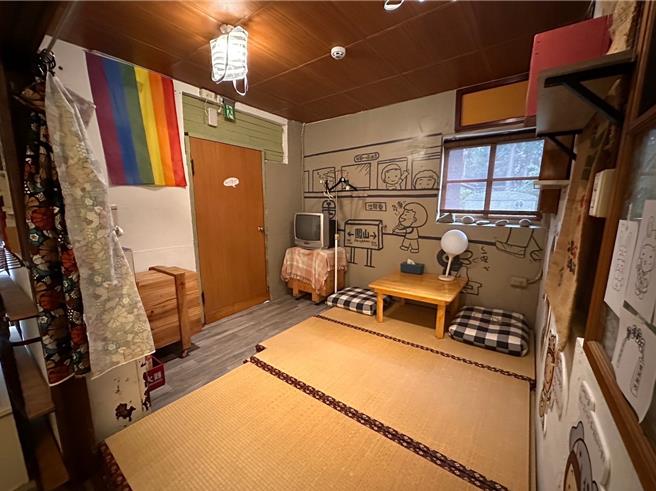 民宿营运空间放置彩虹旗。（柯宗纬翻摄）