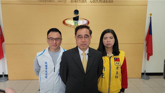 新黨主席吳成典（中）。（新黨提供／陳薏云台北傳真）