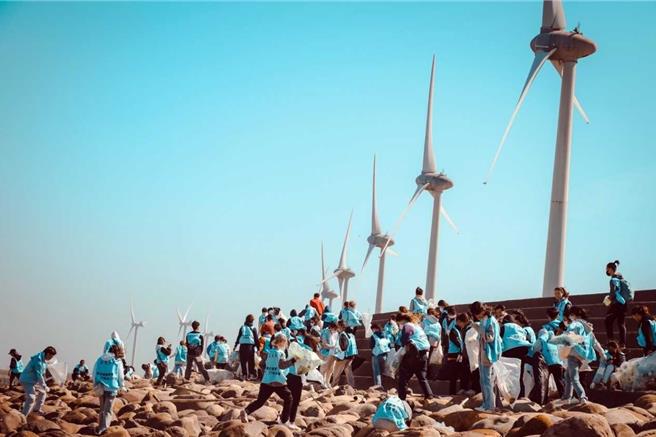 弘光科大认养苗栗县白沙屯渔港海岸686公尺，响应绿色办公措施多达28项，连续5年荣获「第5届国家企业环保奖」。（弘光科大提供／张妍溱台中传真）