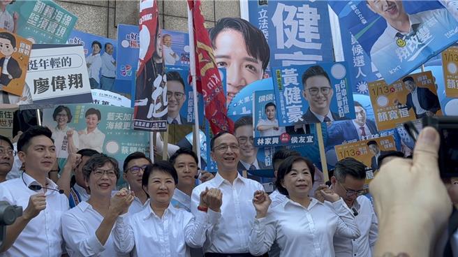 民眾党台中市一选区立委候选人蔡壁如（左2）在国民党主席朱立伦（左4）、市长卢秀燕（左3）陪同下，与国民党提名的8名候选人21日上午完成立委登记手续。（读者提供／张妍溱台中传真）