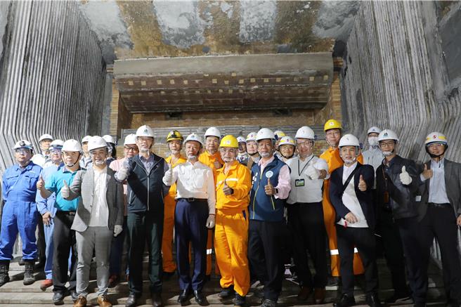 嘉义县长翁章梁与曾任环保局长的环境部环管署长顏旭明及多位歷任环保局长一同前往焚化厂视察整改进度。（吕妍庭摄）