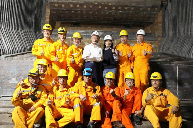 嘉义县长翁章梁21日到鹿草焚化厂视察整改进度。（吕妍庭摄）