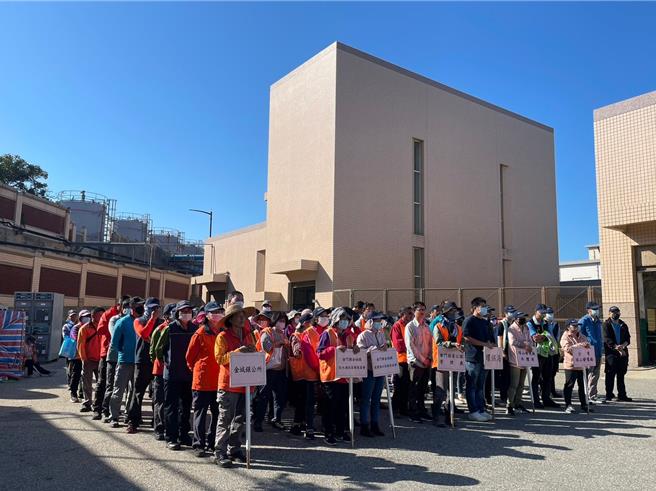 台电塔山发电厂今日上午举办「2023年下半年金城镇将军泉海滩净滩活动」，号召200人一起动手清除约730公斤垃圾。（图／塔山发电厂提供）