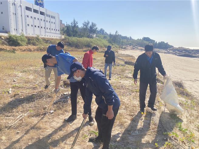 台电塔山发电厂今日上午举办「2023年下半年金城镇将军泉海滩净滩活动」，号召200人一起动手清除约730公斤垃圾。（图／塔山发电厂提供）