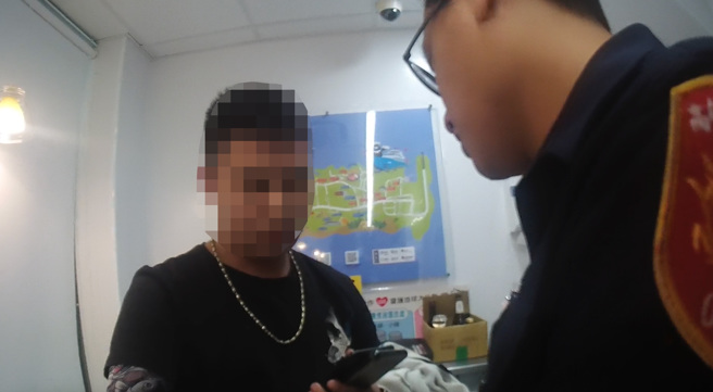 桃园男连2晚睡超商，鼓山警上前关切让他通缉犯身分曝光。（翻摄画面）