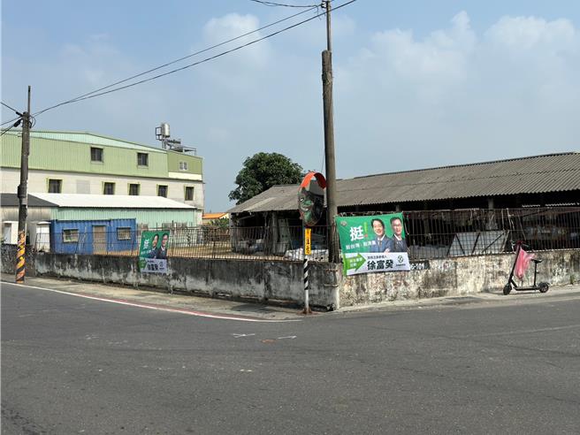 徐富癸陣營21日指控選舉布條遭對手惡意抽換，怒斥「不要欺人太甚」，對此，蘇孟淳陣營則回嗆，支持報警查真相，而不是含血噴人，或「自導自演」搏版面。（徐富癸團隊提供／謝佳潾屏東傳真）