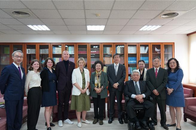 「挪威国会外交国防委员会第二副主席暨自由党主席梅比(Guri Melby)访问团」拜会国家人权委员会。（国家人权委员会提供）