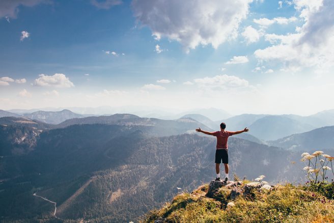 巴西一名资深导游日前带队登山，不料却遭遇横祸，惨遭雷击身亡。（示意图，非当事人／Shutterstock）