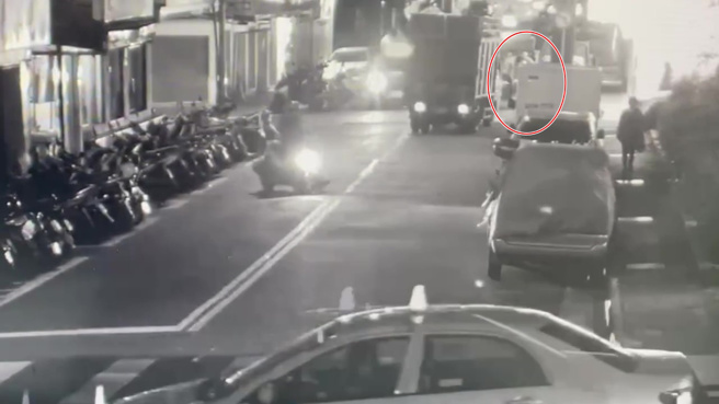 计程车公司老板46岁张男和43岁的罗姓员工发现欠车租的郭男，便敲车窗要求郭男缴交积欠之租车费，双方便爆发口角衝突， 3人徒手互殴打成一团。（翻摄画面）