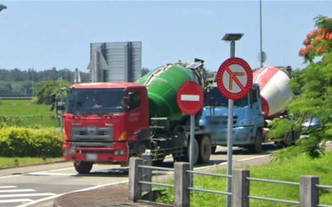 高公局表示，各交流道出入口均已設置相關禁制及指示標誌、標線設施，以防逆向及誤闖情形。（高公局提供／蔡亞樺台北傳真）