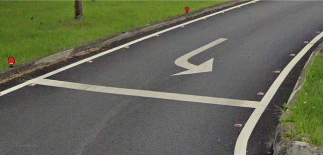 高公局於各交流道出口匝道地面繪設「指向線」，與設置「紅色地面標記」，以防逆向及誤闖。（高公局提供／蔡亞樺台北傳真）