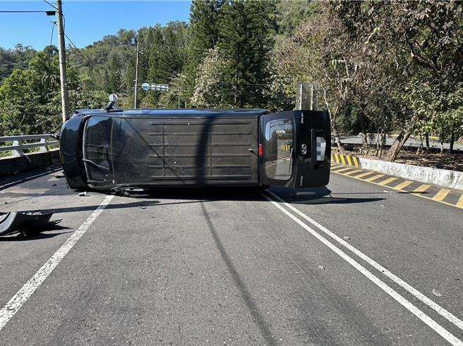 吴姓男子21日独自驾驶7人座休旅车行经台14线近观音2号隧道前自撞护栏后侧翻，吴男送医后不治。（民眾提供／杨静茹南投传真）