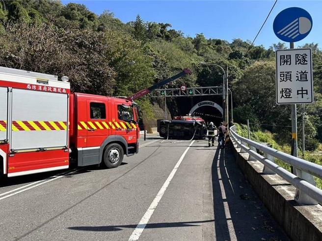 国姓消防分队派遣器材车将侧翻休旅车吊挂扶正，再救出驾驶吴姓男子送医。（民眾提供／杨静茹南投传真）