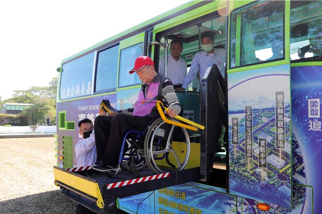 嘉义县公共汽车管理处今年编列4600万元新购10辆「大中巴」，配备无障碍设施、导盲犬专区等设备更加便民。（嘉义县政府提供／吕妍庭嘉义传真）