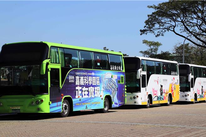 嘉义县公共汽车管理处今年编列4600万元新购10辆「大中巴」，配备无障碍设施、导盲犬专区等设备更加便民。（嘉义县政府提供／吕妍庭嘉义传真）