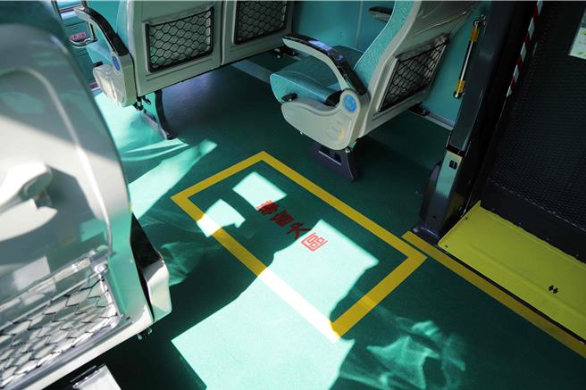 嘉义县公共汽车管理处今年编列4600万元新购10辆「大中巴」，画有导盲犬专区等设备，更加便民。（嘉义县政府提供／吕妍庭嘉义传真）