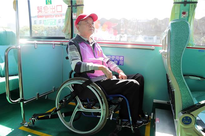 陈姓身障者率先体验无障碍服务，表示有这些设施，大大提升他搭公车的意愿。（嘉义县政府提供／吕妍庭嘉义传真）