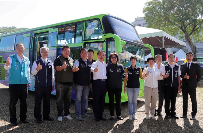 嘉义县长翁章梁及多位县议员21日一同为10辆大中巴开箱。（嘉义县政府提供∕吕妍庭嘉义传真）
