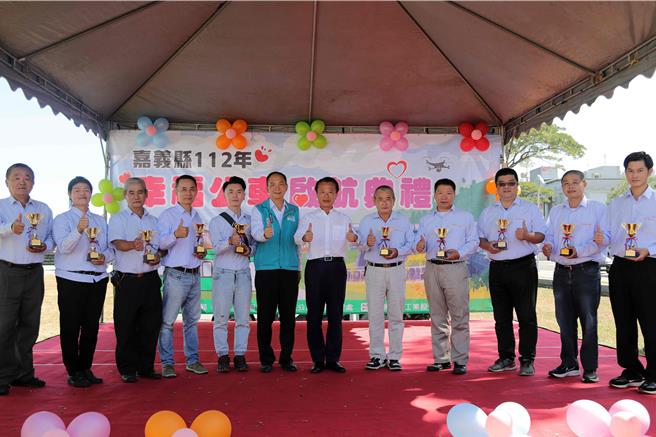 嘉义县长翁章梁颁发奖牌表扬10位优良驾驶，表彰司机们的贡献。（嘉义县政府提供∕吕妍庭嘉义传真）