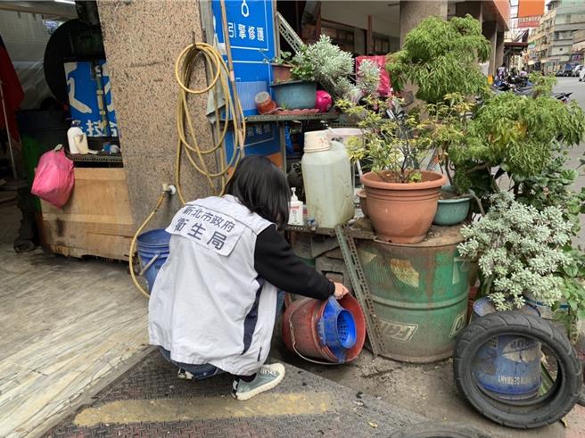 新北市卫生局提醒，天气早晚偏凉，白天温度温暖，适宜病媒蚊生存，民眾不可掉以轻心，须持续提高警觉，落实「巡、倒、清、刷」并配合卫生单位防治措施。（新北市卫生局提供）