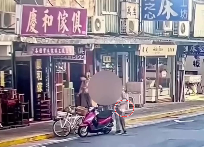 程嫌以衣服遮掩赃物返回机车过程被监视器画面清楚录下。（翻摄画面）