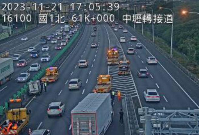 国1北上中坜段「3车连环撞」！占用内、外车道，回堵5K。(翻摄高速公路1968)