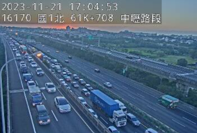 国1北上中坜段「3车连环撞」！占用内、外车道，回堵5K。(翻摄高速公路1968)